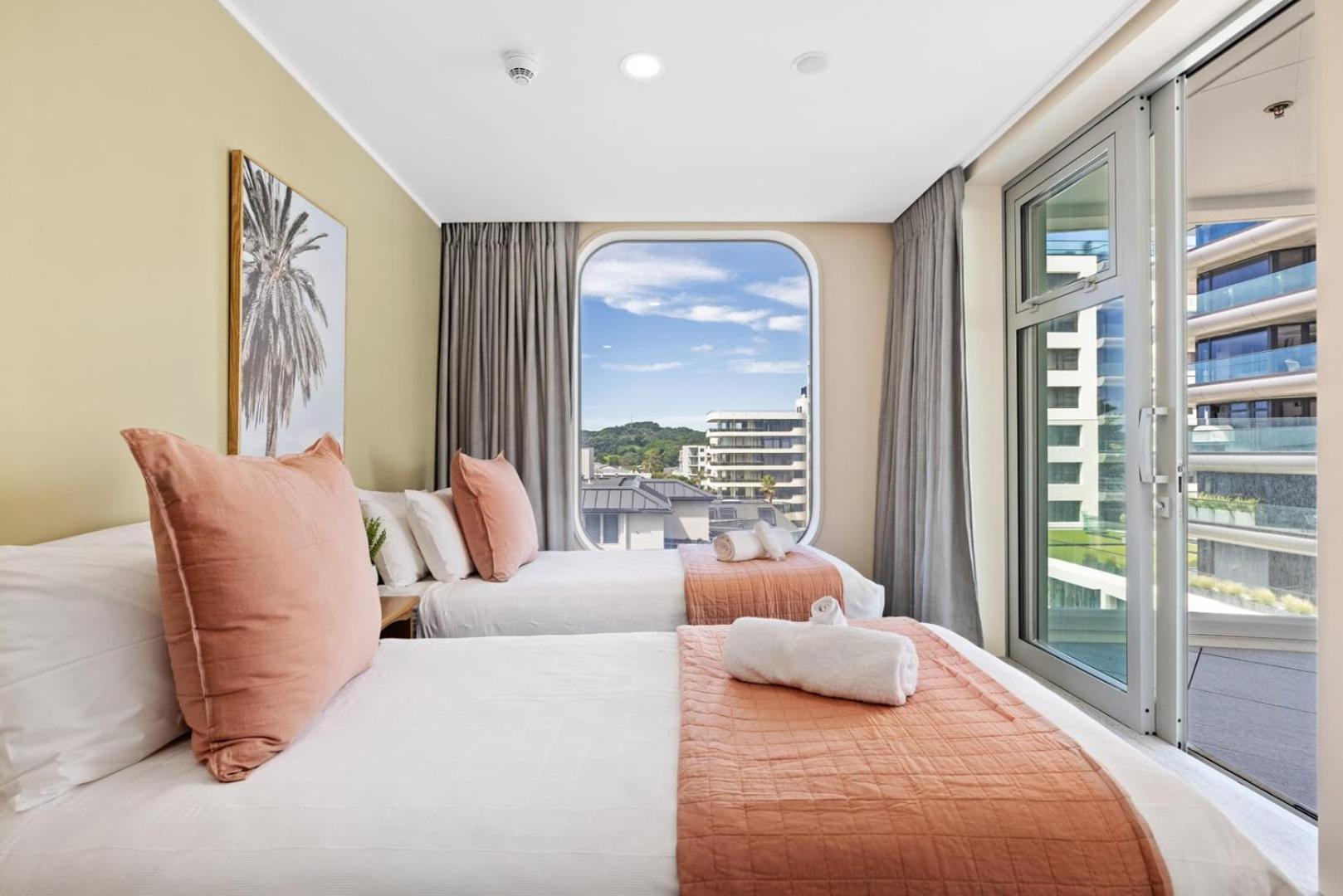 A Strand Of Paradise, Oceanside Views & Pool Маунт Маунгануи Екстериор снимка